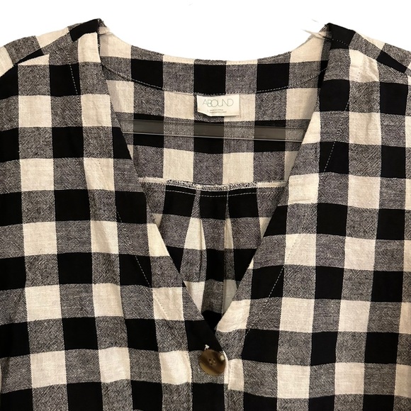 ABOUND loose fitting cropped v-neck linen top in black & white plaid/checkered - Picture 2 of 13